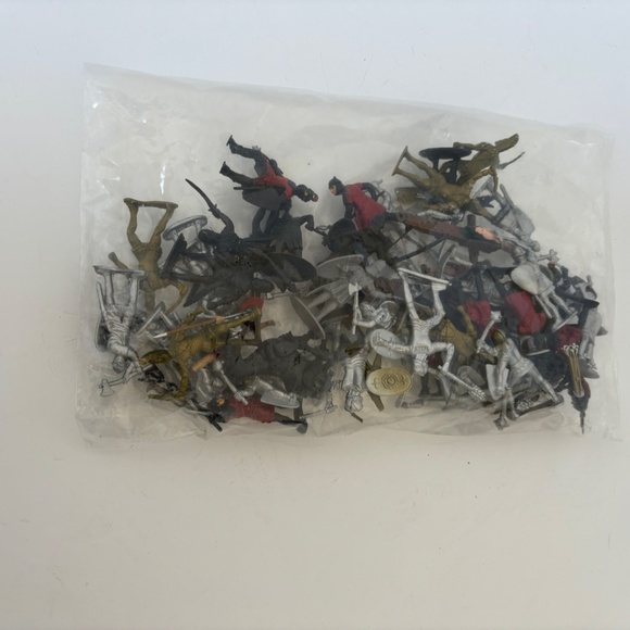 1990's era plastic toy Romans and Medieval toy soldiers - Picture 6 of 9